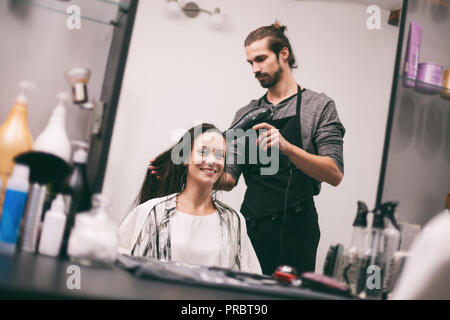 Giovane donna getting nuova acconciatura di capelli professionale salone di acconciatura. Foto Stock