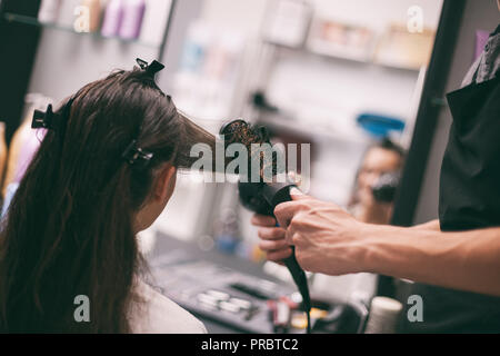 Giovane donna getting nuova acconciatura di capelli professionale salone di acconciatura. Foto Stock