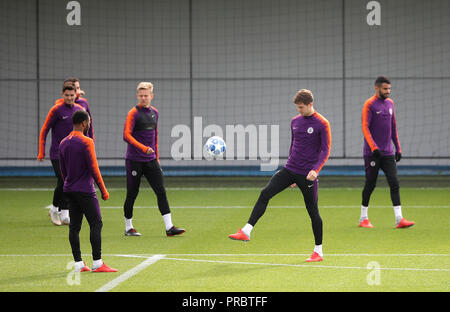 Manchester City John pietre (seconda a destra) e Raheem Sterling (sinistra) durante una sessione di formazione presso il City Football Academy, Manchester. Foto Stock