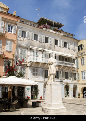 Statua di Georgios Theotokis, ex primo ministro della Grecia in vicoli e modi di vicolo della vecchia città di Corfù, Corfu, Grecia Foto Stock