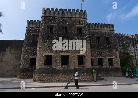 Ingresso alla vecchia fortezza araba, Fort, Ngome Kongwe, nella città di pietra sull'isola di Unguja Zanzibar Foto Stock