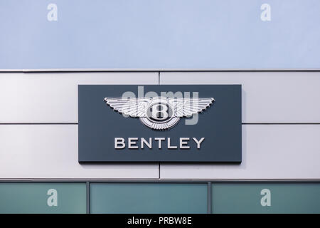 Segno di Bentley e il logo sulla vettura showroom di Vilnius. Bentley Motors Limited è un lusso britannico automobilistico Foto Stock