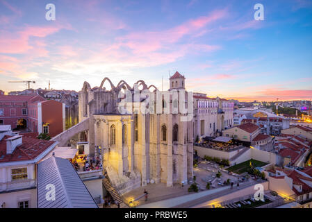 Vista notturna di Lisbona con Convento do Carmo Foto Stock