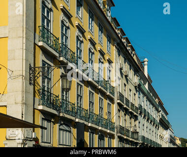 Portoghese tradizionale facciata azulejo di Lisbona, Portogallo Foto Stock