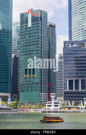 Una Marina Boulevard, chiamato anche centro NTUC, a 32 piani, 110 m grattacielo a 01 Marina Boulevard a Singapore. Foto Stock