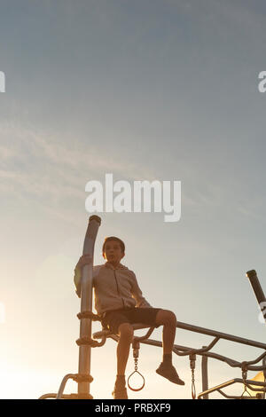 Regno Unito,Surrey,Cheam Park,Boy-10 anni , riproduce solo sul parco giochi Foto Stock