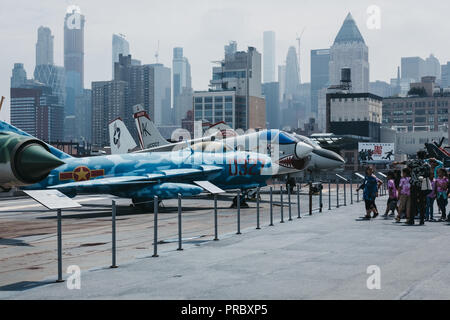 New York, Stati Uniti d'America - 1 Giugno 2018: aerei ed elicotteri fuori sul supporto in Mare Intrepido e Air Museum, un militare americano e storia marittima Foto Stock