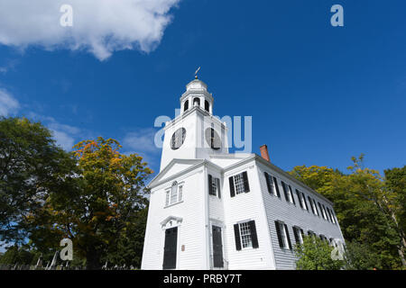 La Chiesa sulla collina, una Congregazione chiesa costruita nel 1805 a Lenox, Massachusetts, all'inizio dell'autunno Foto Stock