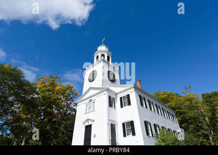 La Chiesa sulla collina, una Congregazione chiesa costruita nel 1805 a Lenox, Massachusetts, all'inizio dell'autunno Foto Stock