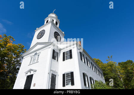 La Chiesa sulla collina, una Congregazione chiesa costruita nel 1805 a Lenox, Massachusetts, all'inizio dell'autunno Foto Stock