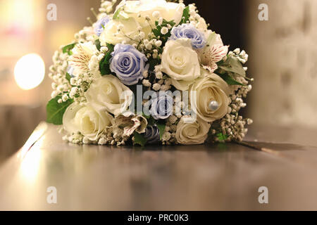 Gli attributi di nozze e accessori. Bouquet nuziale e bicchieri di champagne. Foto Stock