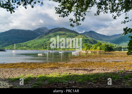 Loch Leven, Vescovo's Bay, cercando di Glencoe montagne, North Ballachulish, Highland Regione, Scotland Regno Unito Foto Stock