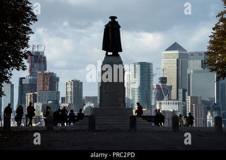 Londra Panorama dal parco di Greenwich, in Inghilterra, Regno Unito. 22 settembre 2018 Statua del Generale James Wolfe cercando di fronte al ventesimo e ventunesimo cntury Canary Wharf c Foto Stock