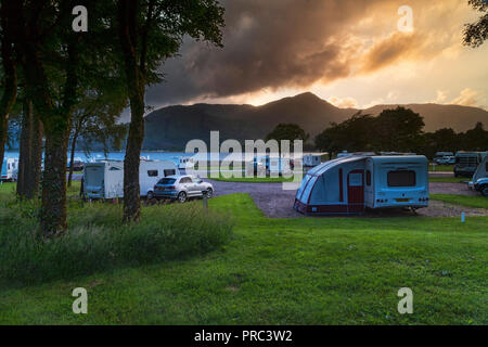 Tramonto spettacolare, guardando attraverso il Loch Linnhe a Onich, di Ardgour, montagne, regione delle Highlands, Scotland Regno Unito Foto Stock