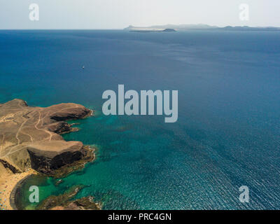 Vista aerea dell'isola di Lobos, Fuerteventura. Oceano e isole visto dalle coste di Papagayo a Lanzarote isole Canarie. In barca a vela Foto Stock