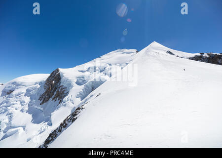 Trekking alla sommità del Mont Blanc in montagna sulle Alpi francesi Foto Stock
