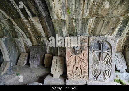 Armenia, Haghpat monastero in Armenia, sito del patrimonio mondiale dall'Unesco. Khatchkar, o croce in pietra a decorare Foto Stock