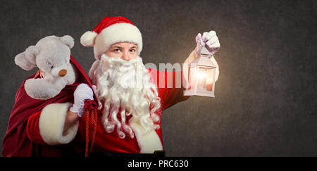 Babbo Natale con un sacco e una lampada su un Natale. Foto Stock