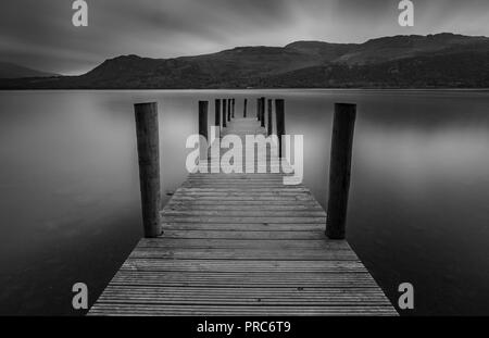 Una lunga esposizione al Brandlehow Jetty - Derwent Water Foto Stock