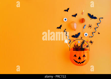 Zucca di Halloween con la festa di Halloween oggetti, vista aerea Foto Stock