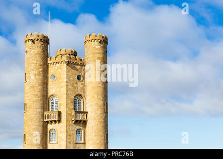 Broadway Tower sulla cima di Broadway Hill, Cotswolds, Inghilterra Foto Stock