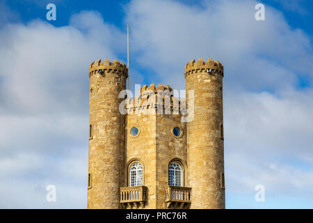 Broadway Tower sulla cima di Broadway Hill, Cotswolds, Inghilterra Foto Stock