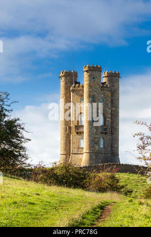 Il sentiero del Cotswold Way che conduce alla Broadway Tower, Cotswolds, Inghilterra Foto Stock