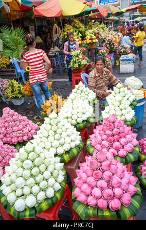 Cambogia fiori Psar Thmei mercato Phnom Penh fiori di loto Foto Stock