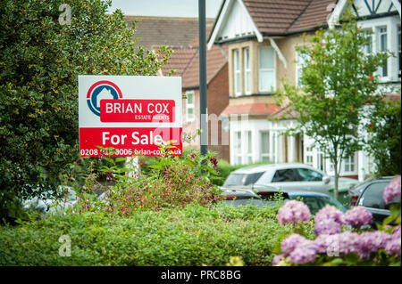 Per la vendita e a lasciare segni per agente immobiliare Brian Cox in Harrow Londra Foto Stock