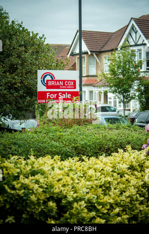 Per la vendita e a lasciare segni per agente immobiliare Brian Cox in Harrow Londra Foto Stock