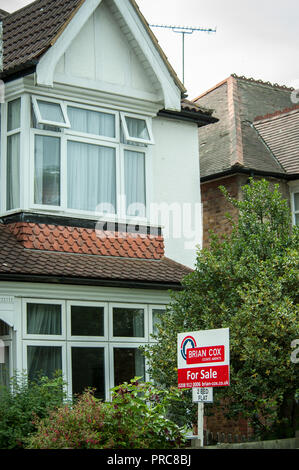 Per la vendita e a lasciare segni per agente immobiliare Brian Cox in Harrow Londra Foto Stock