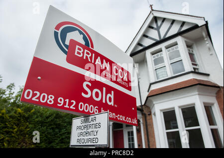 Per la vendita e a lasciare segni per agente immobiliare Brian Cox in Harrow Londra Foto Stock