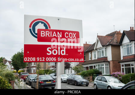 Per la vendita e a lasciare segni per agente immobiliare Brian Cox in Harrow Londra Foto Stock