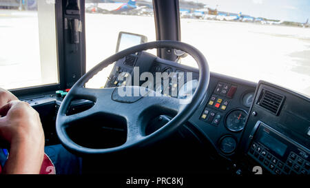 Vista dall'interno sul bus la guida per l'aereo sulla pista di aeroporto Foto Stock