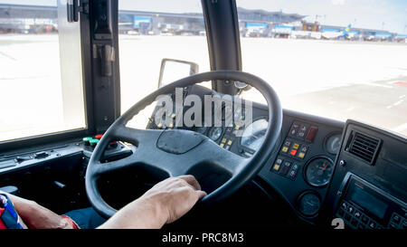 Primo piano immagine di autobus volante lavora in aeroporto Foto Stock