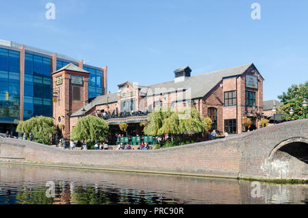 Persone bere fuori il Malt House pub accanto al canale in luogo Danielle, Birmingham Foto Stock