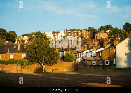 Golden estate luce solare su Harrow sulla collina a London borough Foto Stock