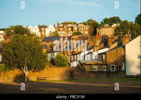 Golden estate luce solare su Harrow sulla collina a London borough Foto Stock