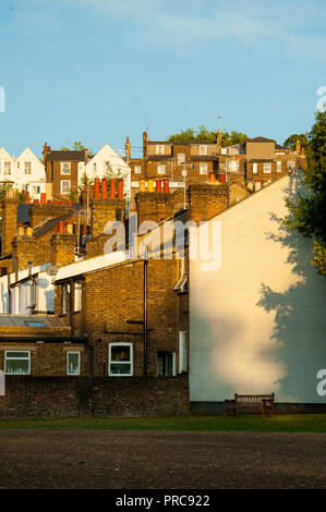 Golden estate luce solare su Harrow sulla collina a London borough Foto Stock