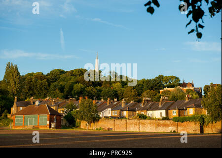 Golden estate luce solare su Harrow sulla collina a London borough Foto Stock