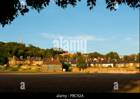 Golden estate luce solare su Harrow sulla collina a London borough Foto Stock