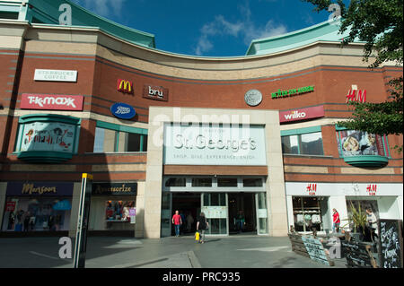 San Giorgio al centro dello shopping nel quartiere di Harrow nel nord ovest di Londra Foto Stock