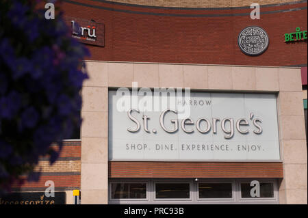 San Giorgio al centro dello shopping nel quartiere di Harrow nel nord ovest di Londra Foto Stock