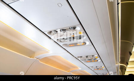Primo piano del pannello di controllo a soffitto del passeggero aereo a getto Foto Stock