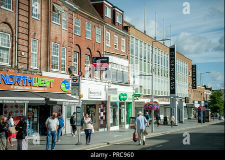 La high street nel centro città di Harrow Foto Stock