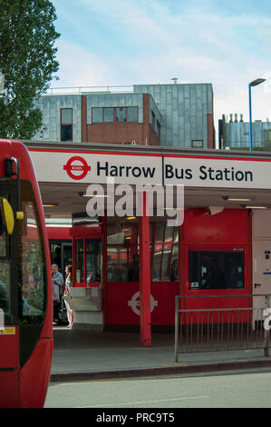 Harrow sulla collina alla stazione degli autobus con autobus rossi Foto Stock