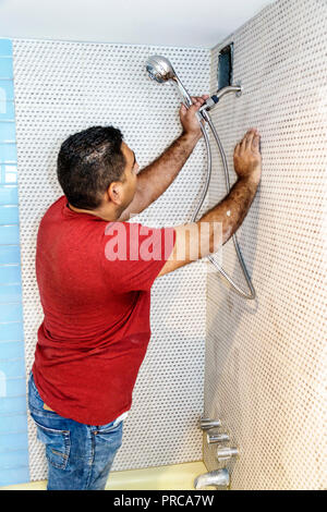 Miami Beach Florida,appaltatore,uomo ispanico uomini maschio,bagno impianto doccia impianto idraulico installazione,lavoro,FL180630091 Foto Stock