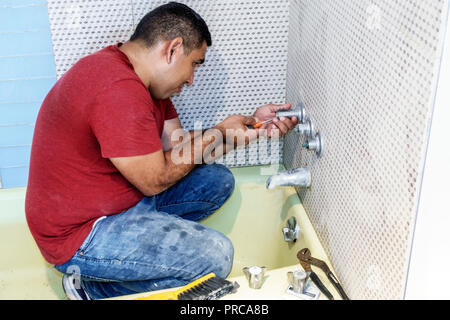 Miami Beach Florida,appaltatore,uomo ispanico uomini maschio,bagno impianto doccia impianto idraulico installazione,lavoro,FL180630092 Foto Stock