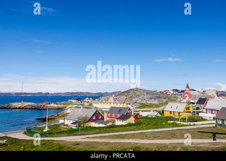 Città vecchia e il porto di coloniale (Kolonihavnen) su Nuup fiordo Kangerlua con Hans Egede House 1728 e statua. Nuuk (Godthab), Sermersooq, Groenlandia Foto Stock