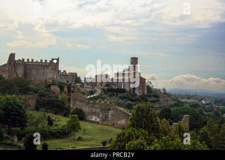 La città medievale di Tuscania in Lazio, della provincia di Viterbo, Italia Foto Stock